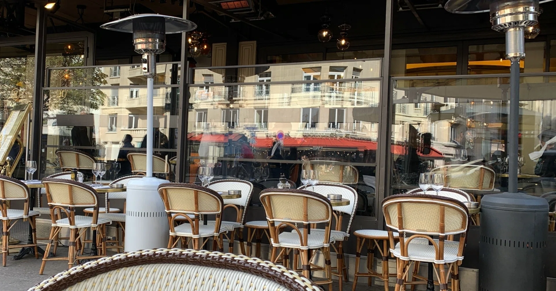 パリのcafé 『L'Elysée Saint Honoré 』日本大使館があるオッシュ通り