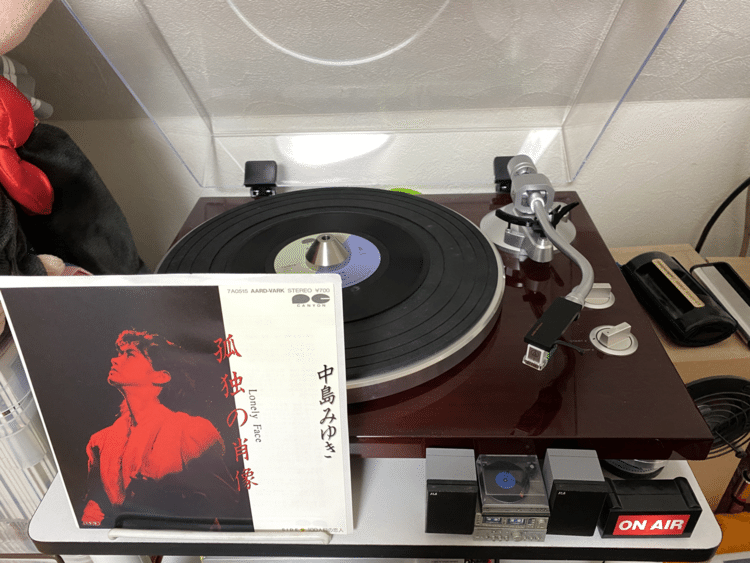 中島みゆき「孤独の肖像」1985年リリース。16枚目のシングル。アルバムバージョンとは異なり、さらにオリジナルバージョンは1993年リリース『時代-Time goes around-』に「孤独の肖像1st.」として収録されている。個人的にはこちらが好み。
 #レコード #毎日1枚ドーナツ盤 #中島みゆき 