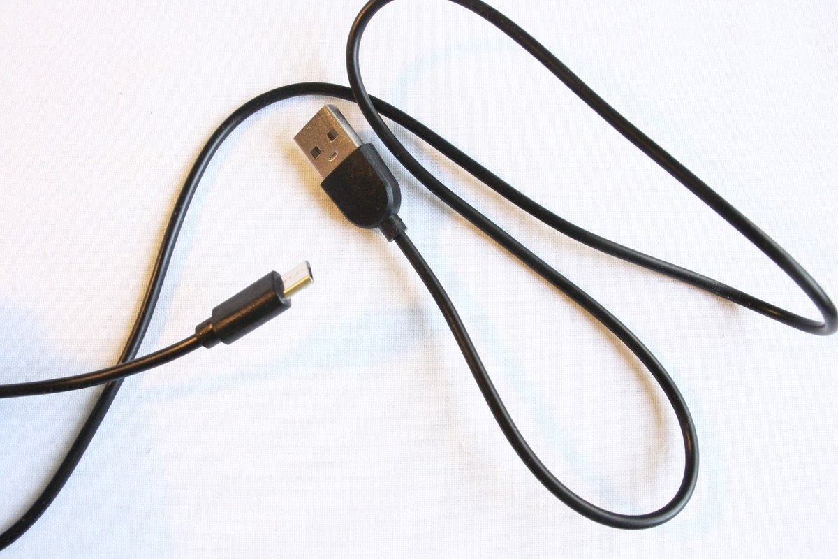 折りたたみBluetoothキーボードとスマートフォンで、いつでも 折りたたみBluetoothキーボードとスマートフォンで、いつでも