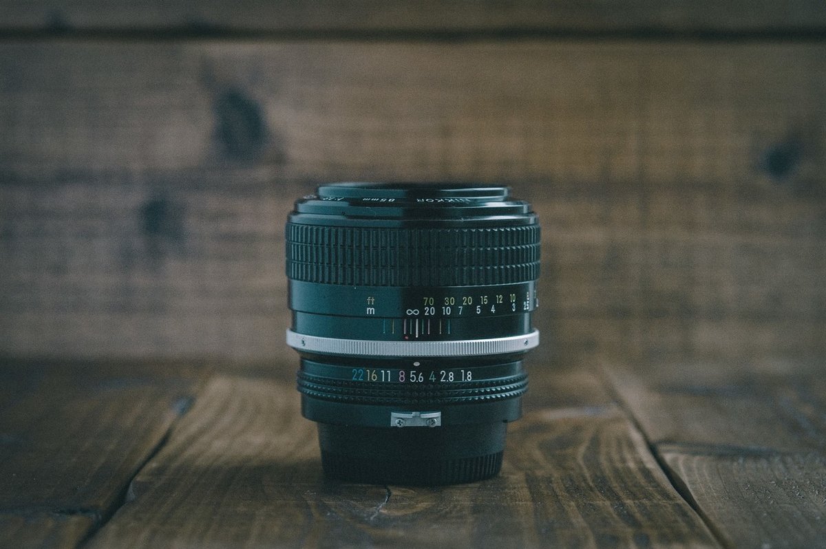 Amazon.co.jp: Nikon ニコン AF NIKKOR 85mm F1.8 : 家電＆カメラ