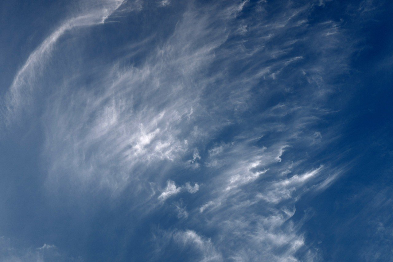 空がまとう薄絹のような雲 透明な陽の光が押し流していく やがて雲は力を取り戻し 広がる鈍色の世界 ほんのひとときの秋の空 Pata Papapasta Note