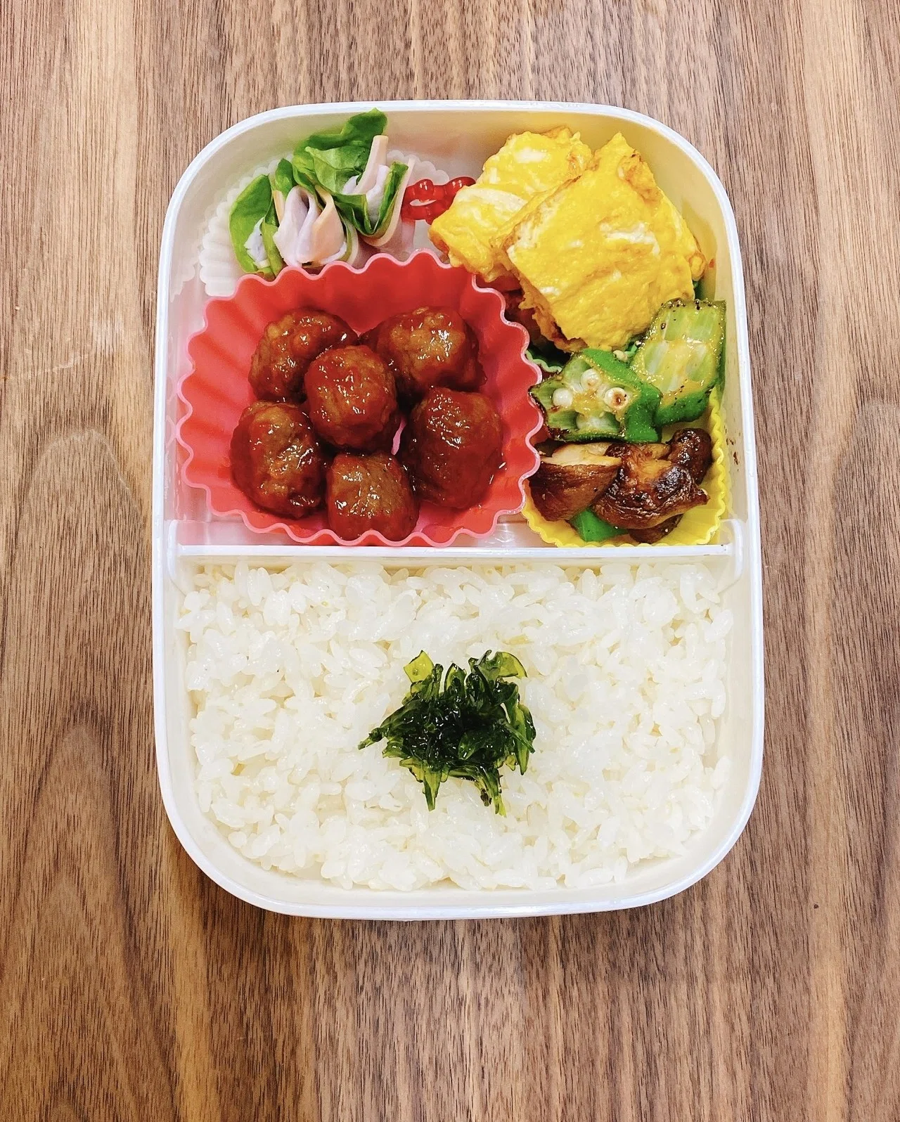 今日のお弁当 今日はミートボールぽんっ オクラとしいたけを炒めたものは 予想外を狙って中華味に仕上げてみた Mii Note