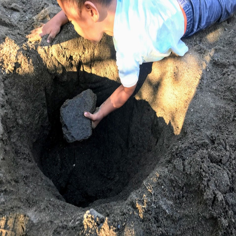 砂場の底には何があるのか確かめてみた 椛田里佳 みんなの公園愛護会 Note