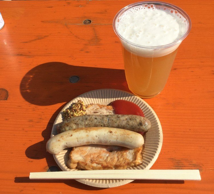 ドイツフェスティバル2016＠青山公園。お約束のソーセージとビール。こういうとき、ビールは昼の飲み物だなとか思ったりする。塩味のプレッツェルも買ったけどそれ食べるともう1杯ビールが欲しくなるのでおみやげに。なかなかの賑わいで善哉。このあとワインをさんざん試飲したあげく買わずに出てきた後ろめたさのせいか、昼間から少し悪酔い気味。