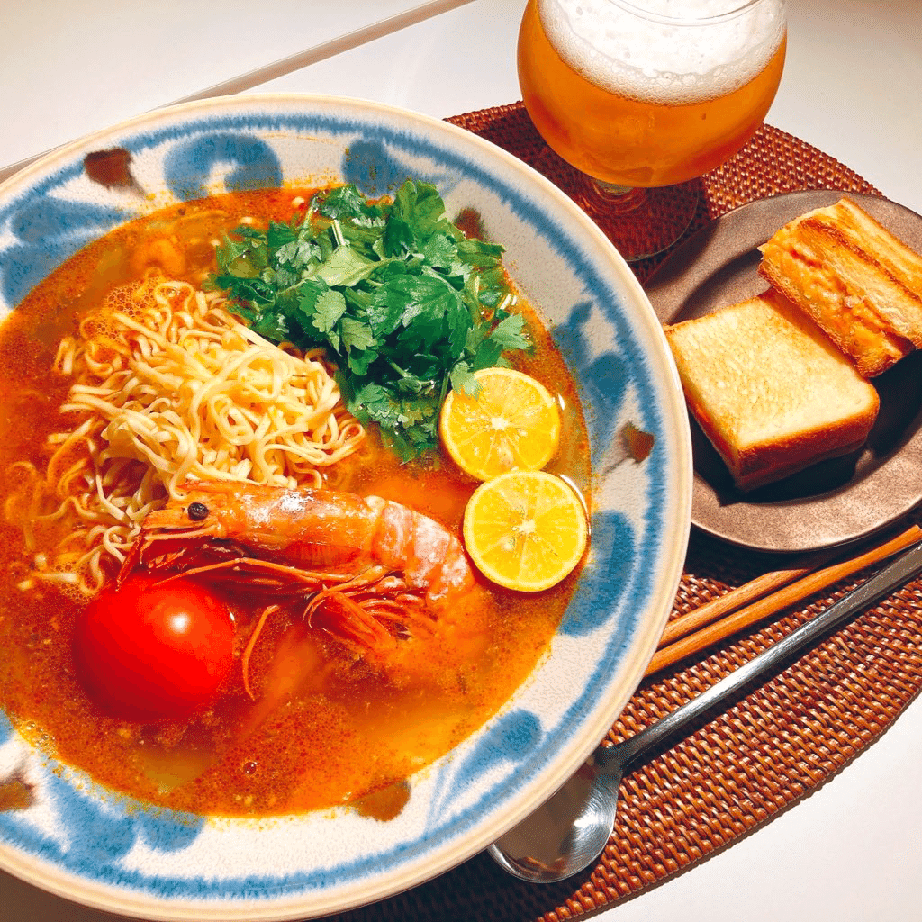 日清カップヌードルのトムヤム味が食べたくて スープ増し増しのやつ この酸っぱ辛いスープ 本当においしいなぁ それと 父が作った鮭マヨ サンドイッチをトーストにしたやつ ジャンクでおいしい 六ちゃん Note 日清カップヌードルのトムヤム味が食べたくて スープ増し増しのやつ この酸っぱ辛いスープ 本当においしいなぁ それと 父が作った鮭マヨ サンドイッチをトーストにしたやつ ジャンクでおいしい 六ちゃん Note