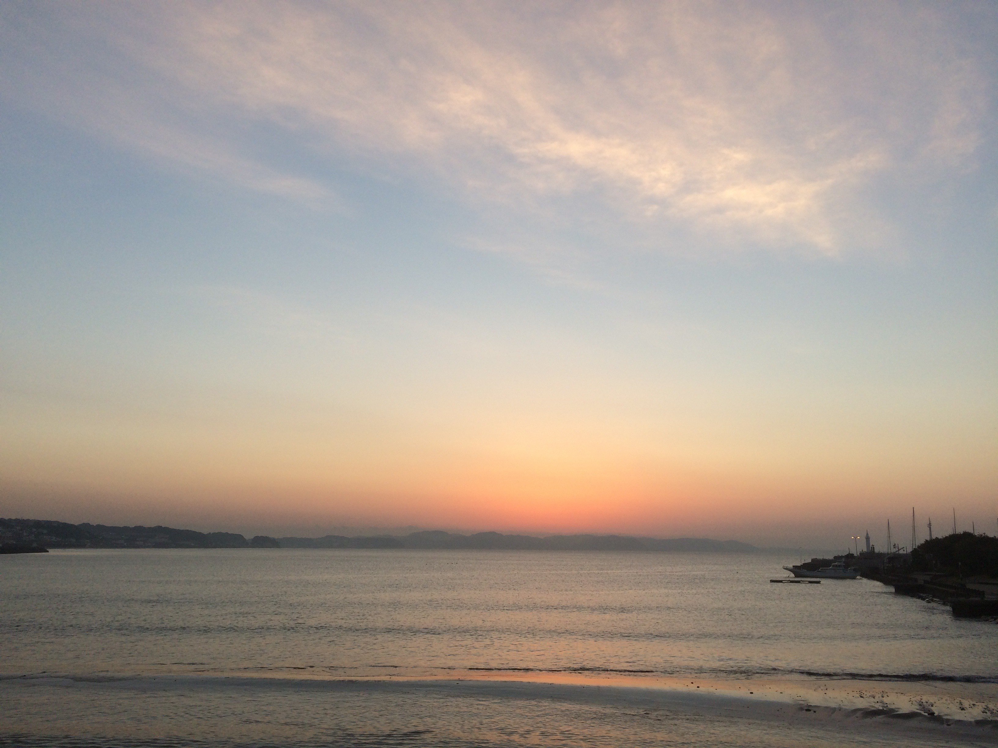 江ノ島から見る朝日｜小山隆信