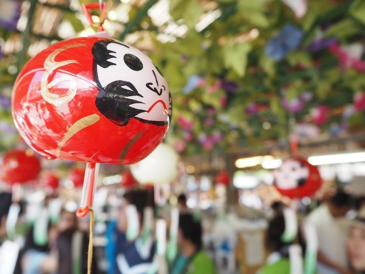 日本全国から30,000個の風鈴が集まる川崎の夏の風物詩。「厄除だるま風鈴」が涼やかに音色を響かせる。
#川崎大師風鈴市
#まつりとりっぷ
#7月
#神奈川県
https://j-matsuri.com/