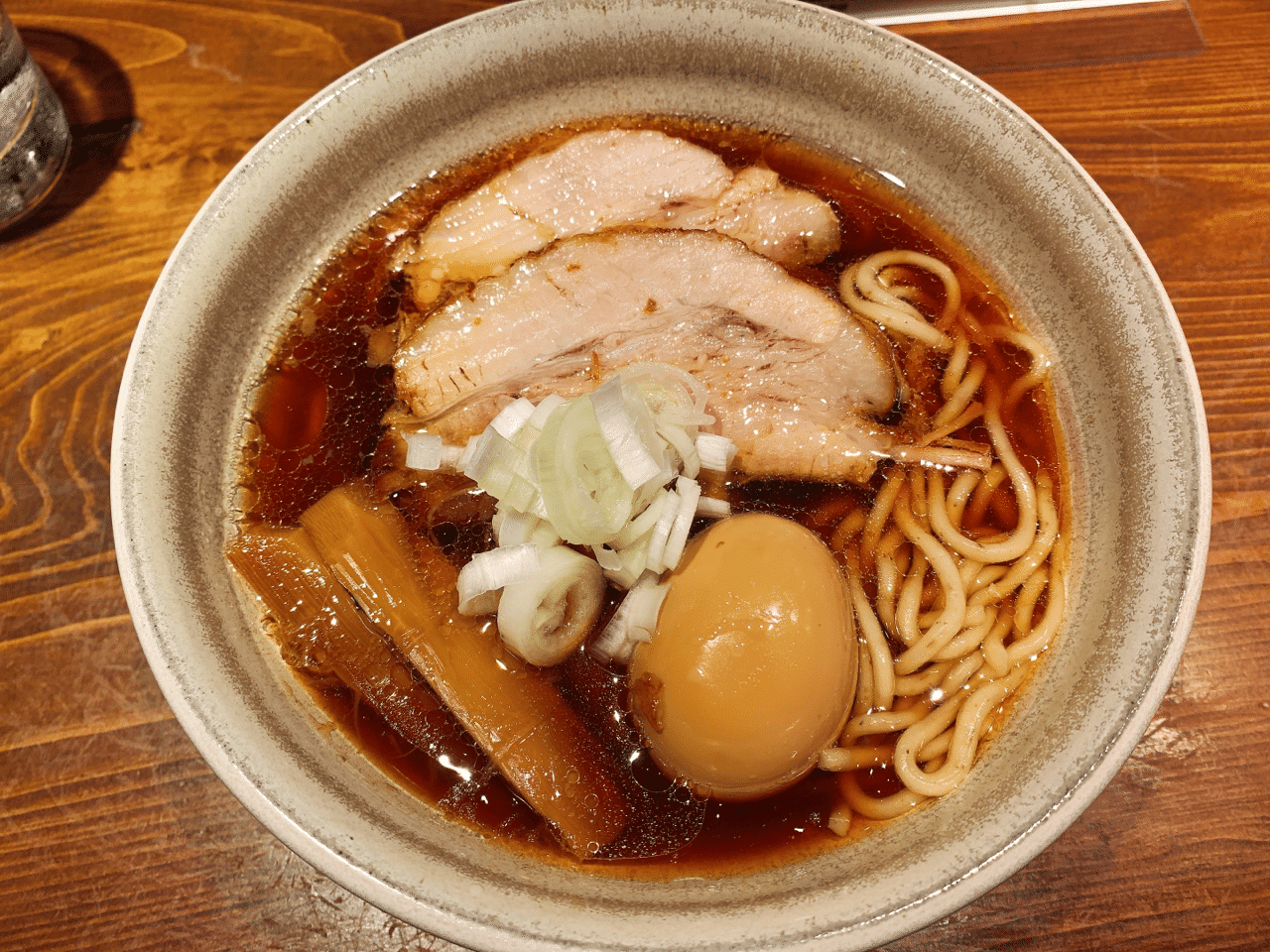 人類みな麺類 じんるいみなめんるい 東京本店 東京都渋谷区恵比寿西2丁目10 3 恵比寿駅徒歩10分くらい らーめん原点 醤油ラーメン鰹ベースに香味油に醤油の甘み 豚は結構大きめ 全体的に優しい味 黒 サウナージロリアン Note 人類みな麺類 じんるいみなめんるい 東京本店 東京都渋谷区恵比寿西2丁目10 3 恵比寿駅徒歩10分くらい らーめん原点 醤油ラーメン鰹ベースに香味油に醤油の甘み 豚は結構大きめ 全体的に優しい味 黒 サウナージロリアン Note