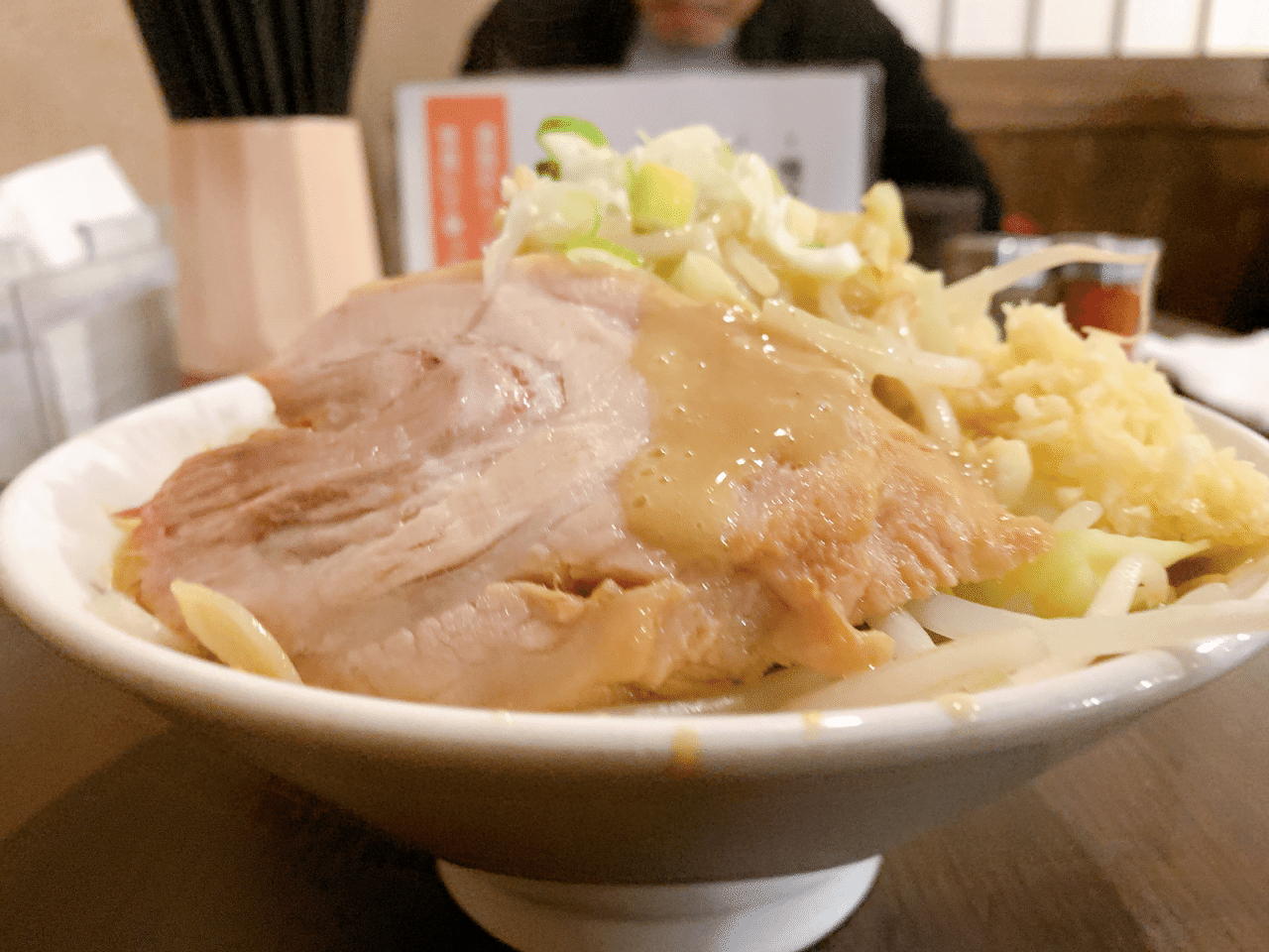 ちばから渋谷道玄坂店 東京都渋谷区道玄坂２丁目２２ ２ 渋谷駅おor神泉駅 らーめん豚一切れニンニクアブラカラメネギ 二郎インスパイアで有名なお店 ラーメン二郎と比べると価格はかなり割高 黒 サウナージロリアン Note