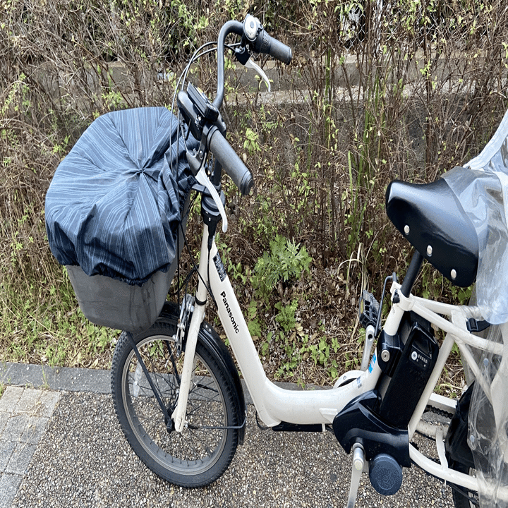 材料 傘 布の部分 ゴムひも 針 糸 ゴム通し ハサミ 使えなくなった傘をリメイクした 自転車かごカバーの作り方について書かれています