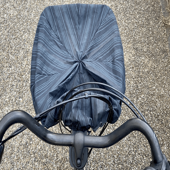 材料 傘 布の部分 ゴムひも 針 糸 ゴム通し ハサミ 使えなくなった傘をリメイクした 自転車かごカバーの作り方について書かれています