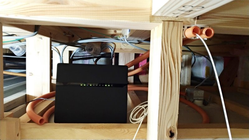 オンライン研修のために自宅に 有線lanを敷設した話 工事中 写真 山岡敏夫 Note