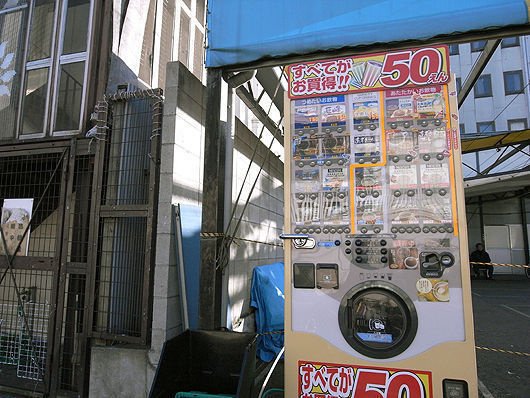 あいりん地区にある自販機はだいたい５０~６０円と通常の半値で売られているのが当たり前。西成価格。