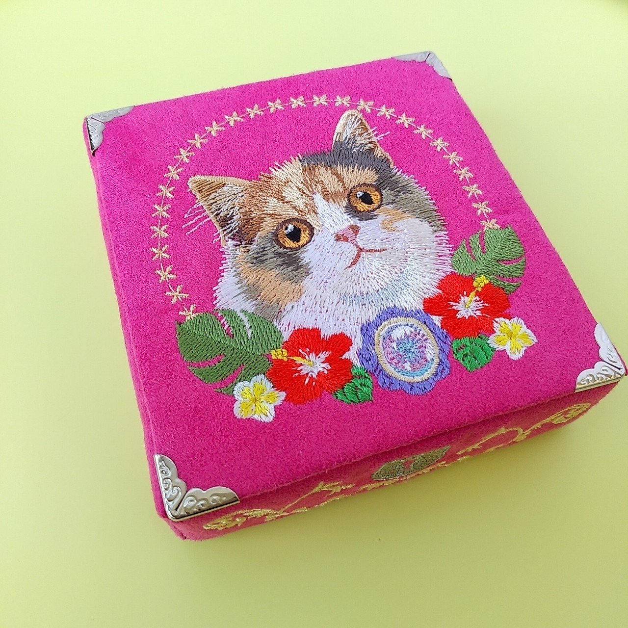 レイちゃんの宝石箱｜ajico*猫の刺繍小物《コイトネコ》