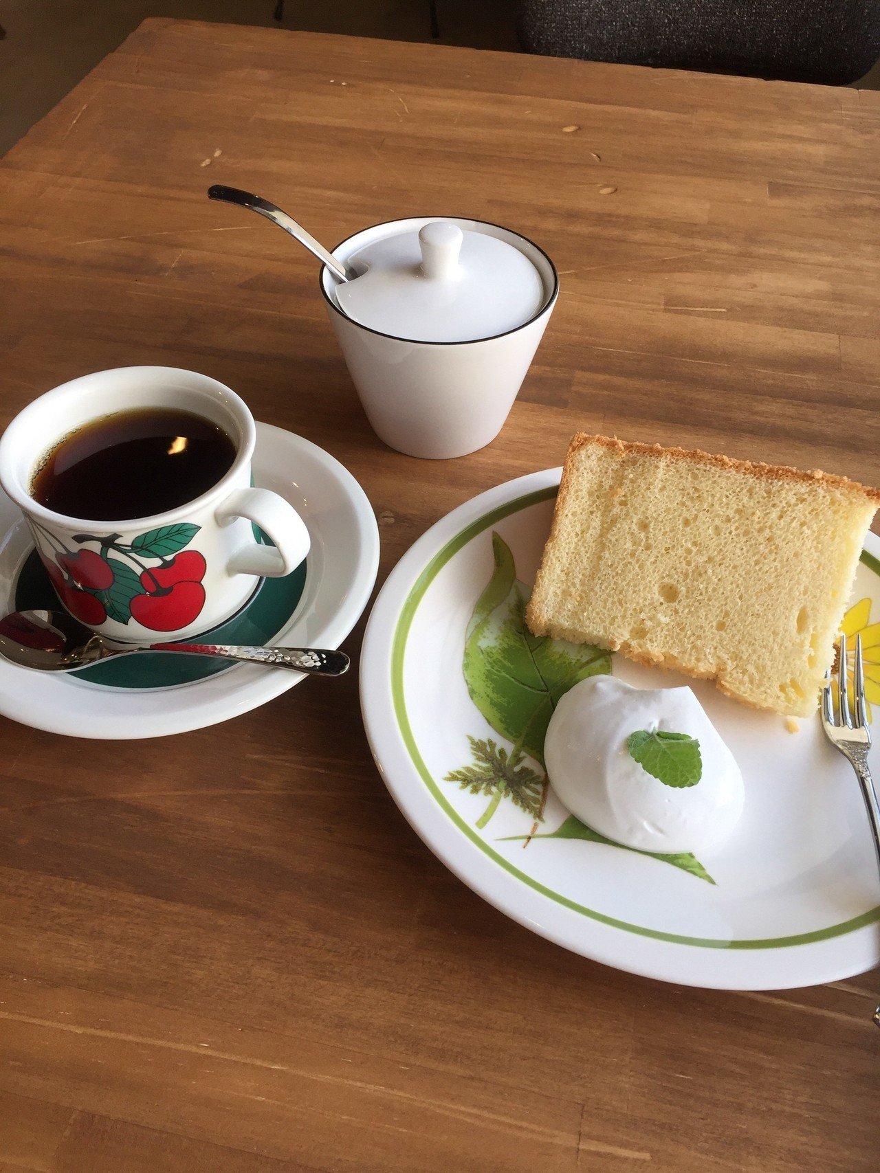 オープンしたてのカフェのコーヒーが最高でした Noteおやつ部 シフォンケーキ コーヒー 可愛い カップで来るとなんかすいませんえへへって思う まきぽん Note