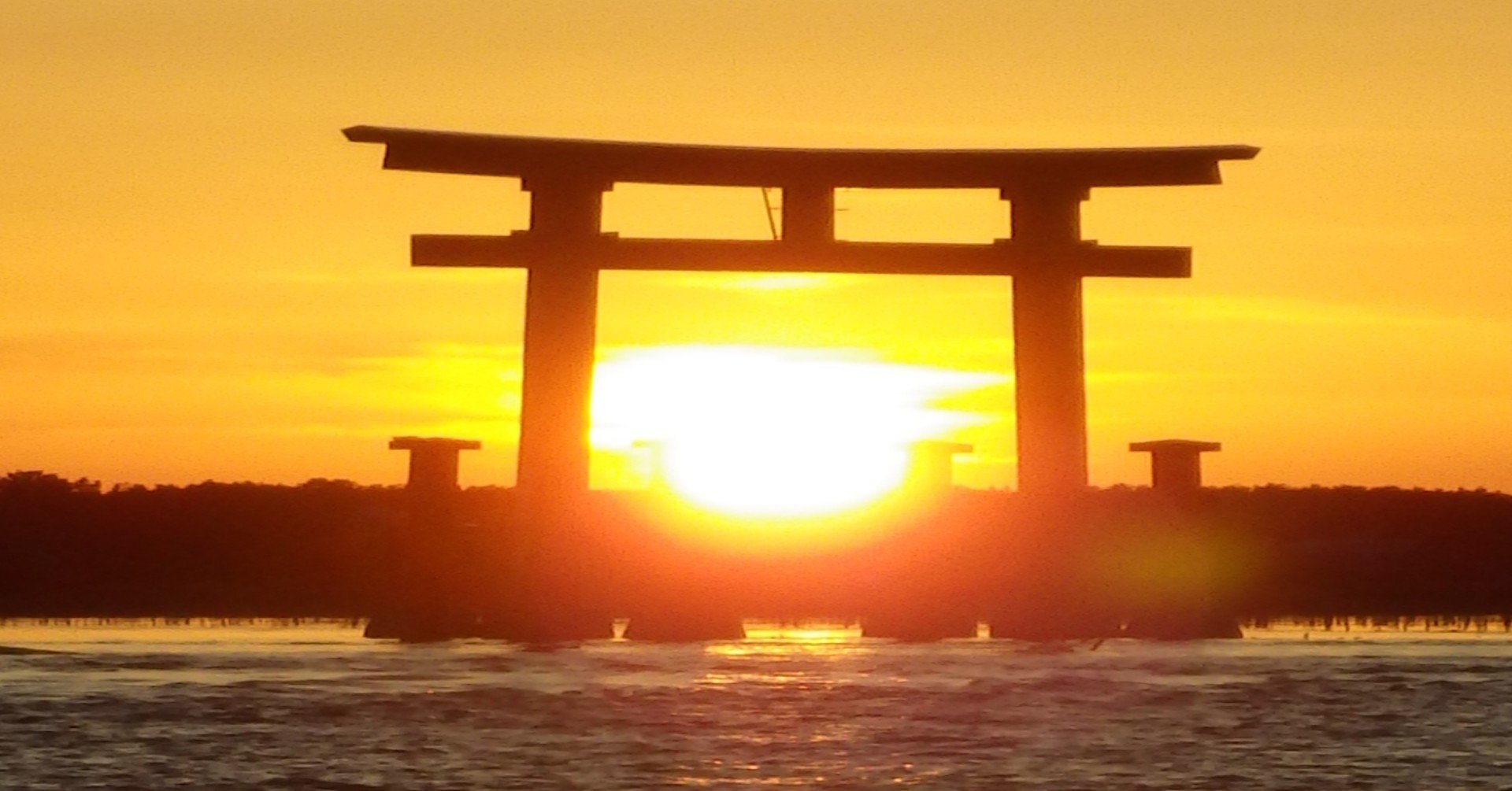 旅レポ】湖にある鳥居に沈む夕陽｜ウシマンボウ博士