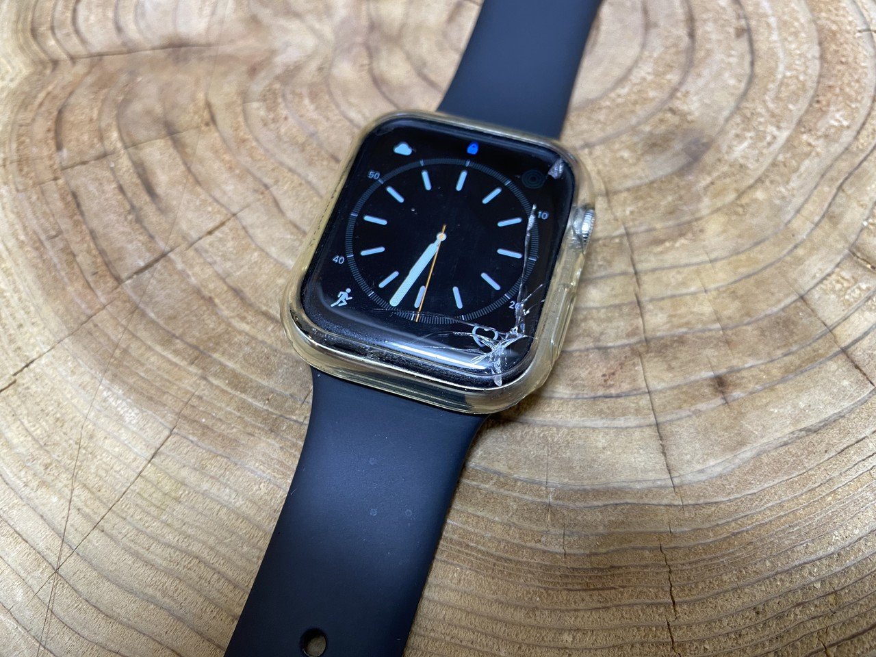 部屋の中でApple Watch Hermèsが腕から落ちて割れてしまい、怒りに任せ