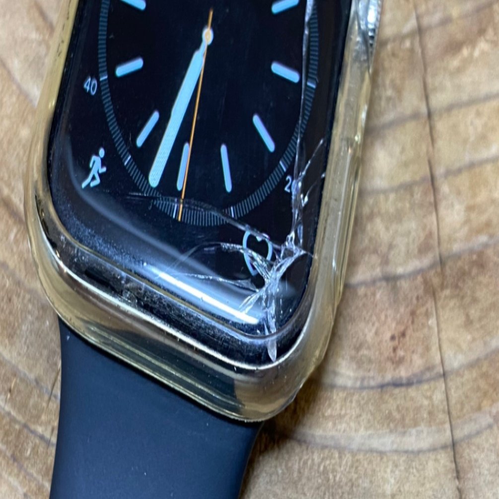 部屋の中でApple Watch Hermèsが腕から落ちて割れてしまい、怒りに任せ  