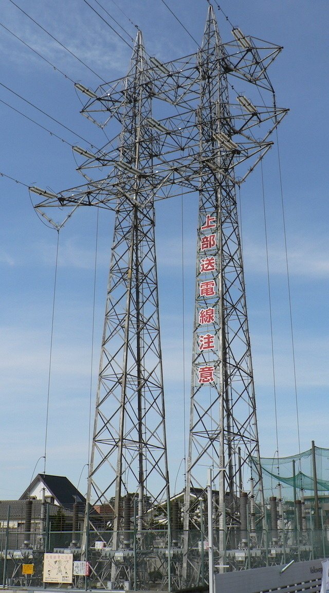 戸越線、多摩川を渡るためだけの、対岸との2本だけの鉄塔。3回線なのは予備が1つ多いということなのか。 2009年10月撮影。
