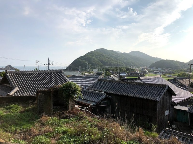 大三尾瓦屋根の風景