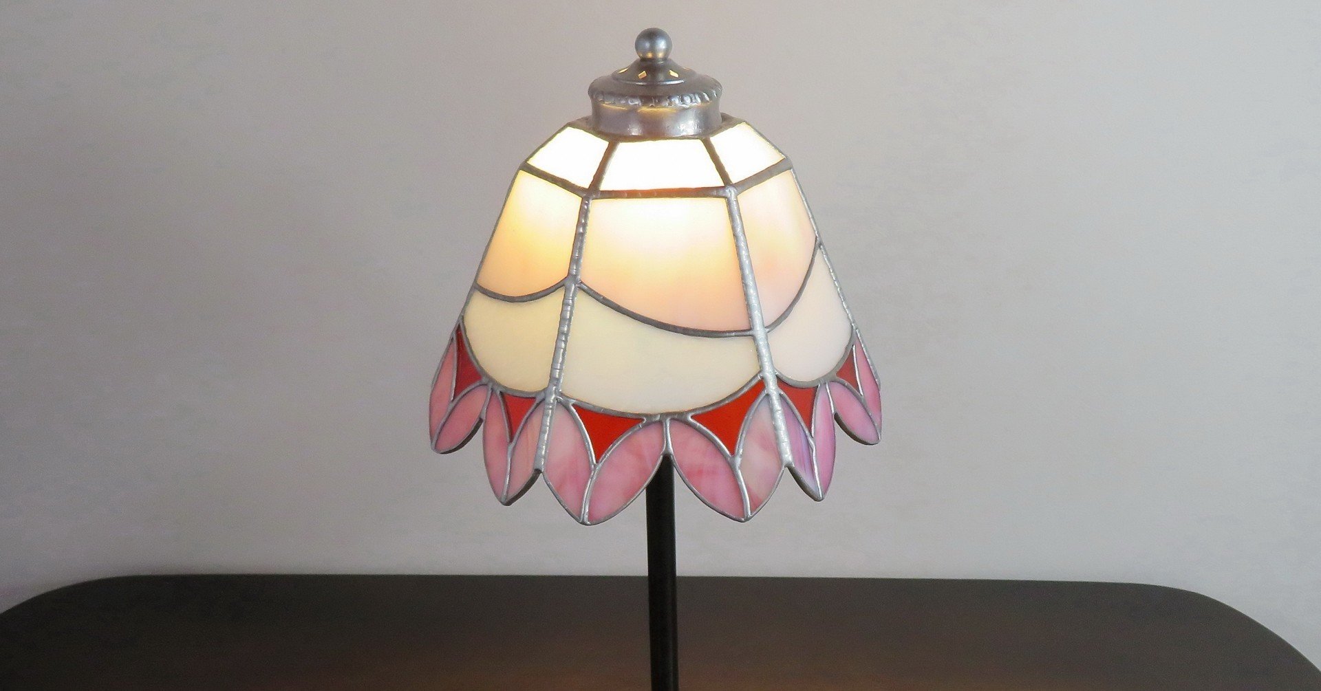 ピンクのお花ブーケのステンドグラスランプ テーブルランプ ガラス照明 ステンドグラス照明作家ayako Note