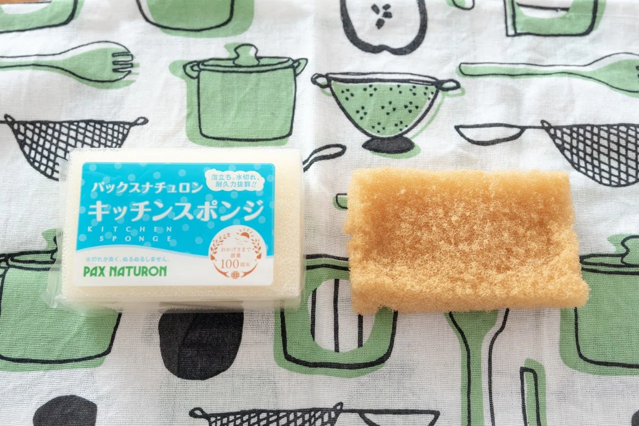 飽きっぽく物持ちの悪いあたくしが キッチンスポンジを限界まで使い倒しました 洗うたびにボロボロ千切れてきたので ついに2代目に交換 今度は色白ちゃんです パックスのスポンジは 泡立ちも良く本当に使いや コバヤシ Note