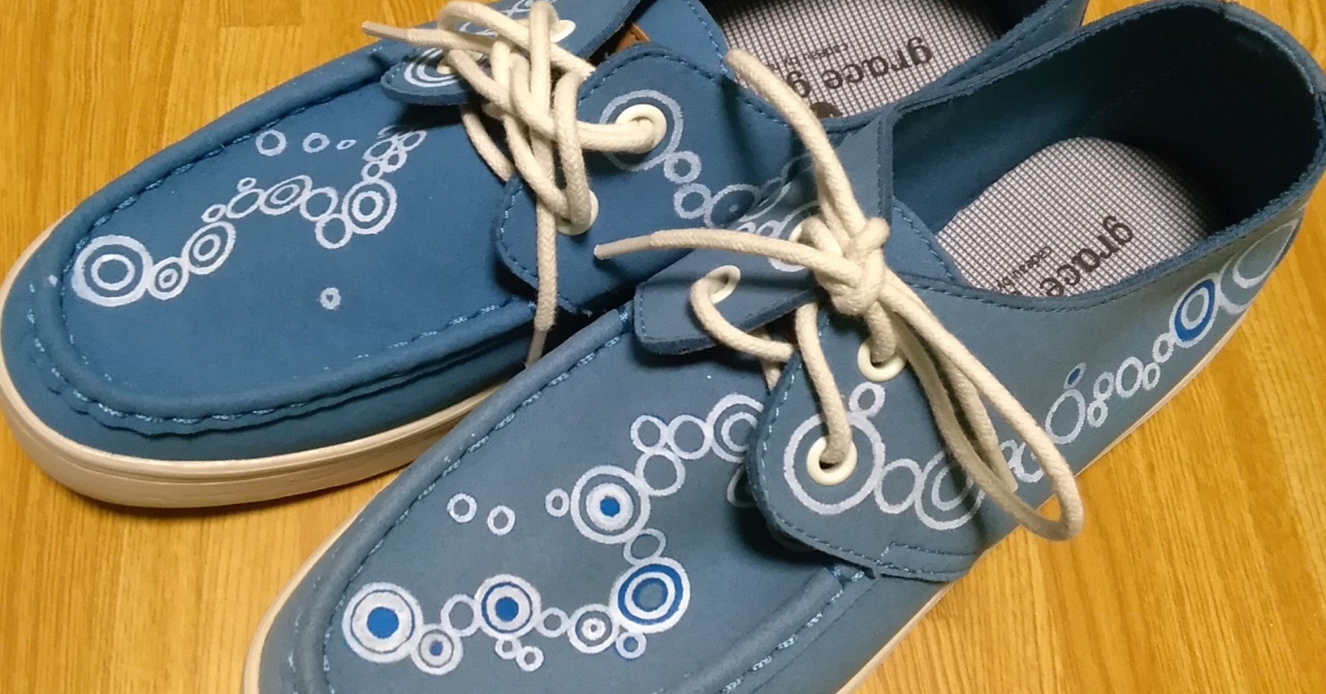 日焼けして左右色違いになった靴に絵を描いた つくえゆき らくがき講師 Note