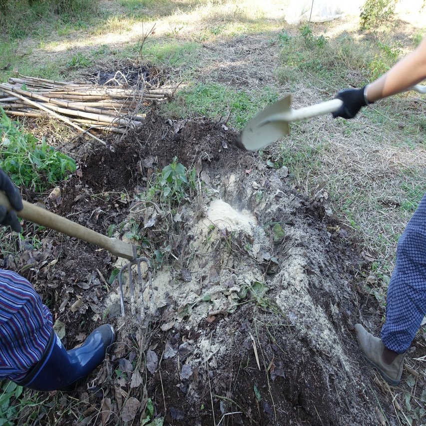 雑草堆肥をつくる Hagiya Farm はぎや農園 Note