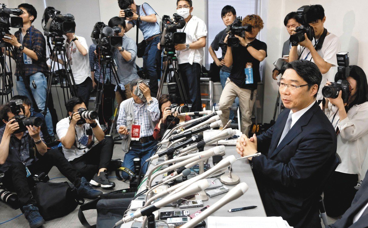 加計学園をめぐる疑惑で、記者会見する文科省の前川喜平前事務次官（右）＝２０１７年５月、東京・霞が関で