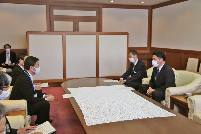 note用　知事（右）と会談し、原子力防災に対する姿勢を伺う須田町長（左）