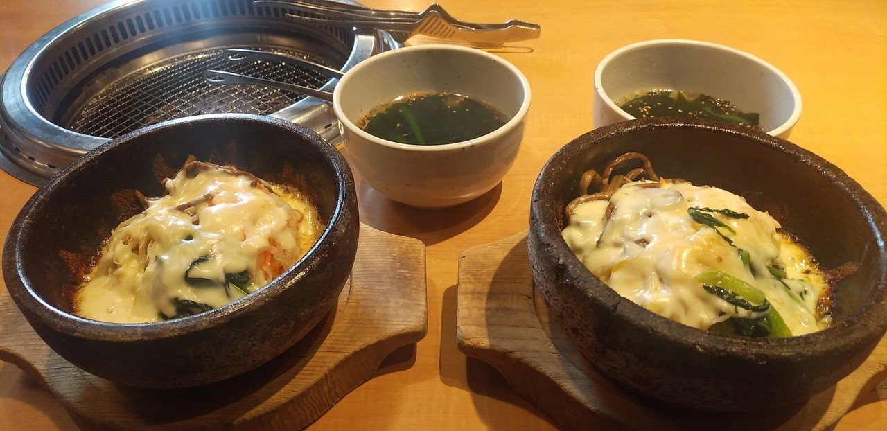 焼肉警視総監への道第61回 焼肉きんぐ モッツァレラチーズの石焼きビビンバ 焼肉きんぐでは単品でビビンバ を頼むとワカメスープがついてくる 食べ放題利用の人がほとんどでしょうから店員以外にはほとんど知られ ネマタ Note