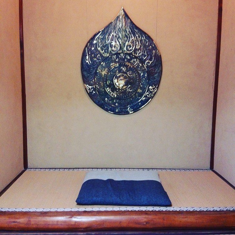 北鎌倉の浄智寺にて12月4日までの期間限定になりますが、菩薩様になれるアートイベントを開催しています。「観○光展」の一部の展示となります。鑑賞には拝観料(200円)が必要です。