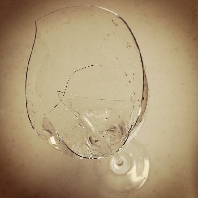 約２０年使ったバカラのグラス。大きくて、唇が切れそうなほど薄くて、スパークリングを飲む時はいつもこれを使っていたのですが、今日ついに割ってしまった。その記念です。