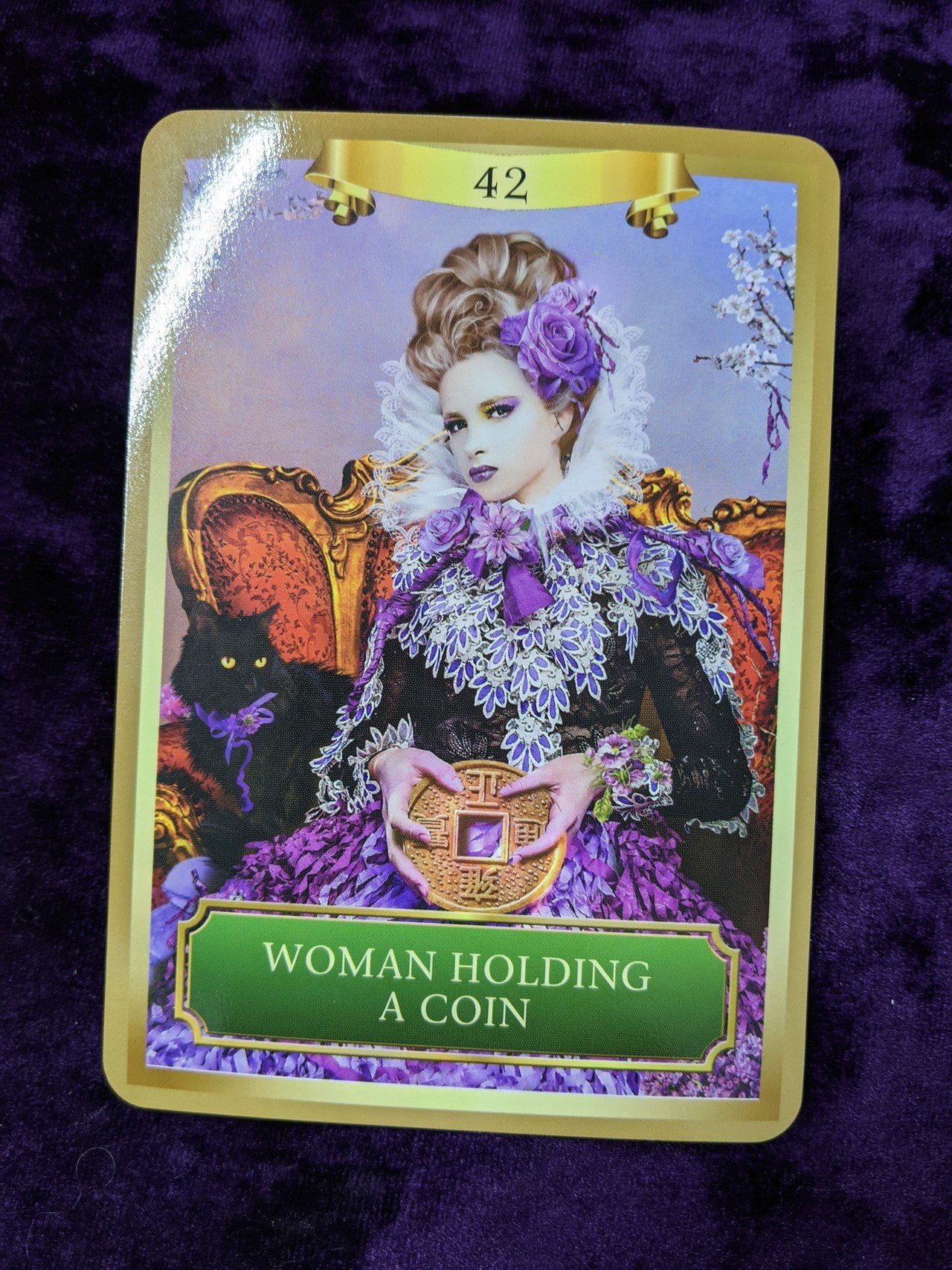 woman holding a coin 〜金貨を持つ女性〜 きらびやかな衣装と謎の古銭の組み合わせが気になるこのカード。 カードの意味としては、お金や健康に関するポジティブな出来事が起こる