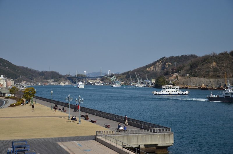 尾道駅前の広場と向島の渡船