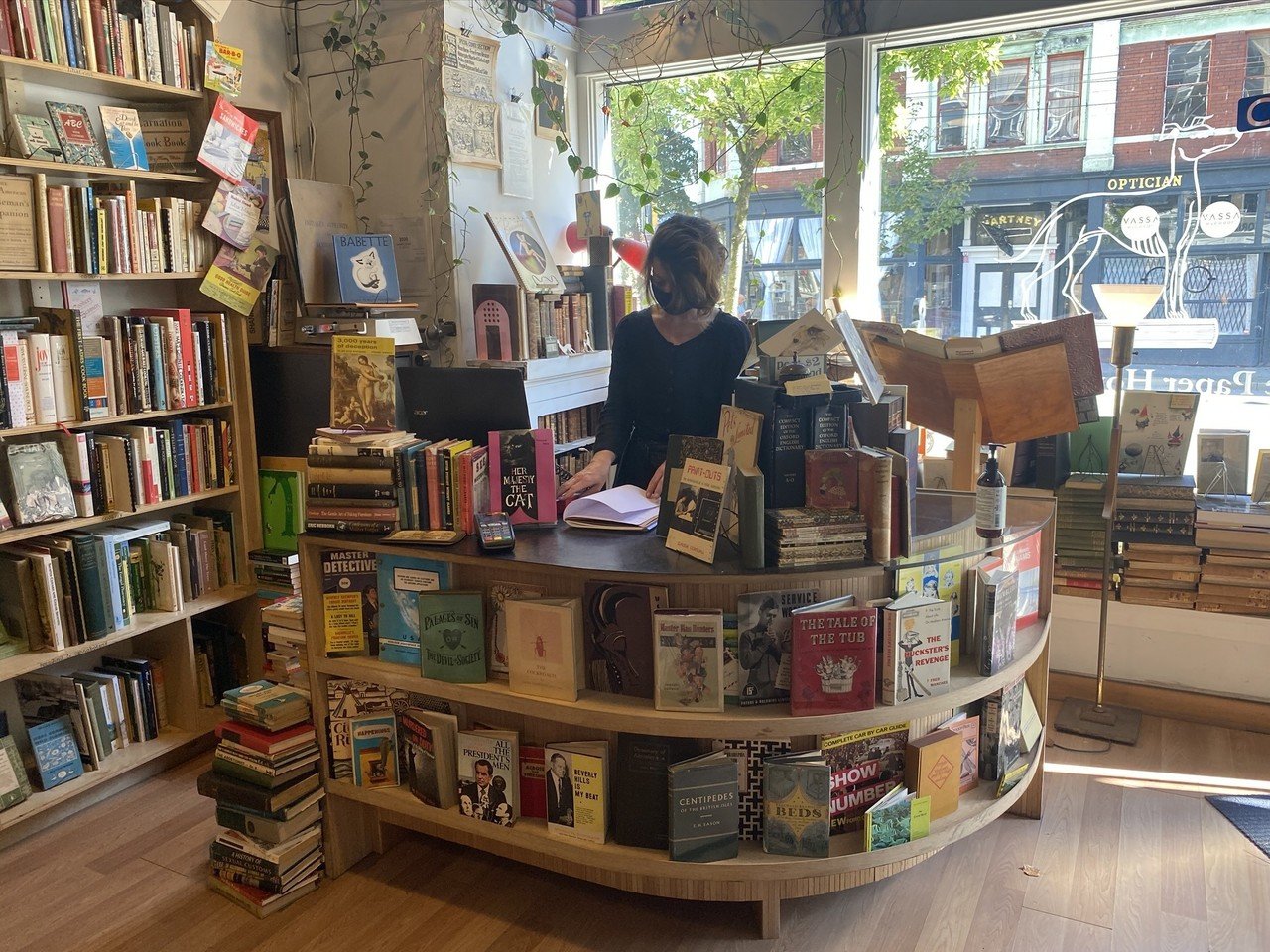 Vancouverの書店レポvol.1／家族写真のコレクションと詩の自販機