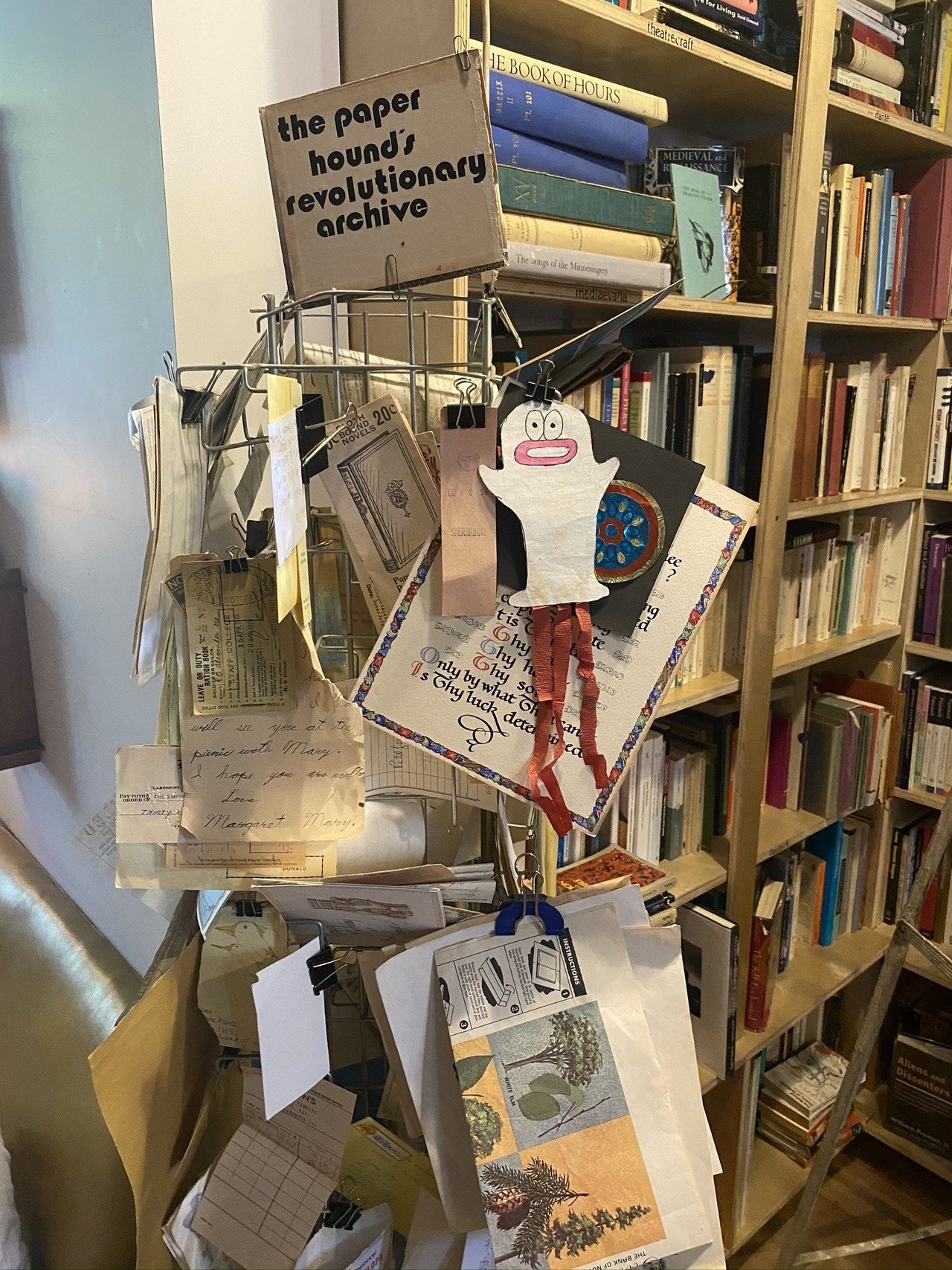 Vancouverの書店レポvol.1／家族写真のコレクションと詩の自販機