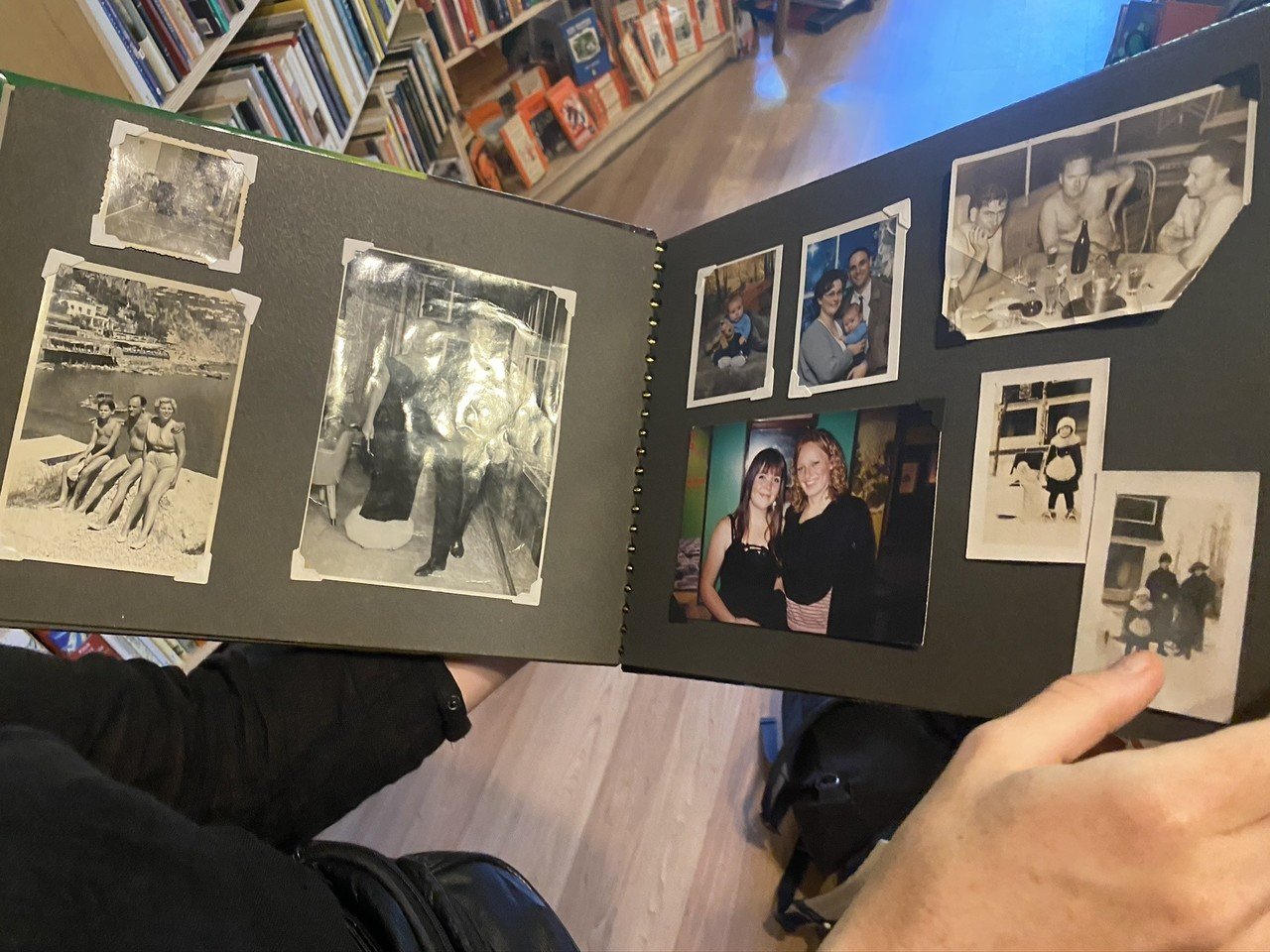 Vancouverの書店レポvol.1／家族写真のコレクションと詩の自販機