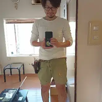 短パンをはいた美容師　井関広宣