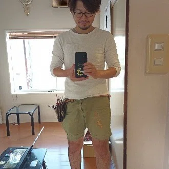 短パンをはいた美容師　井関広宣