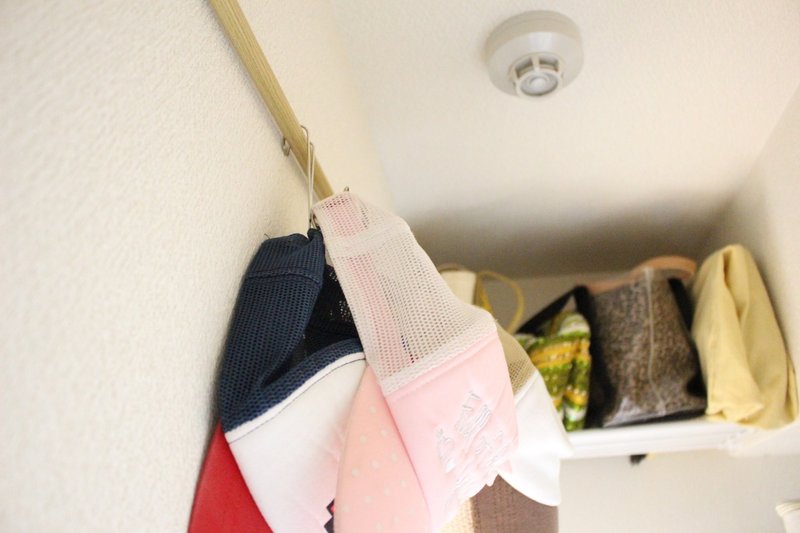 クローゼットの隙間にシーズンオフの帽子を収納 Sayo Note クローゼットの隙間にシーズンオフの帽子を収納 Sayo Note