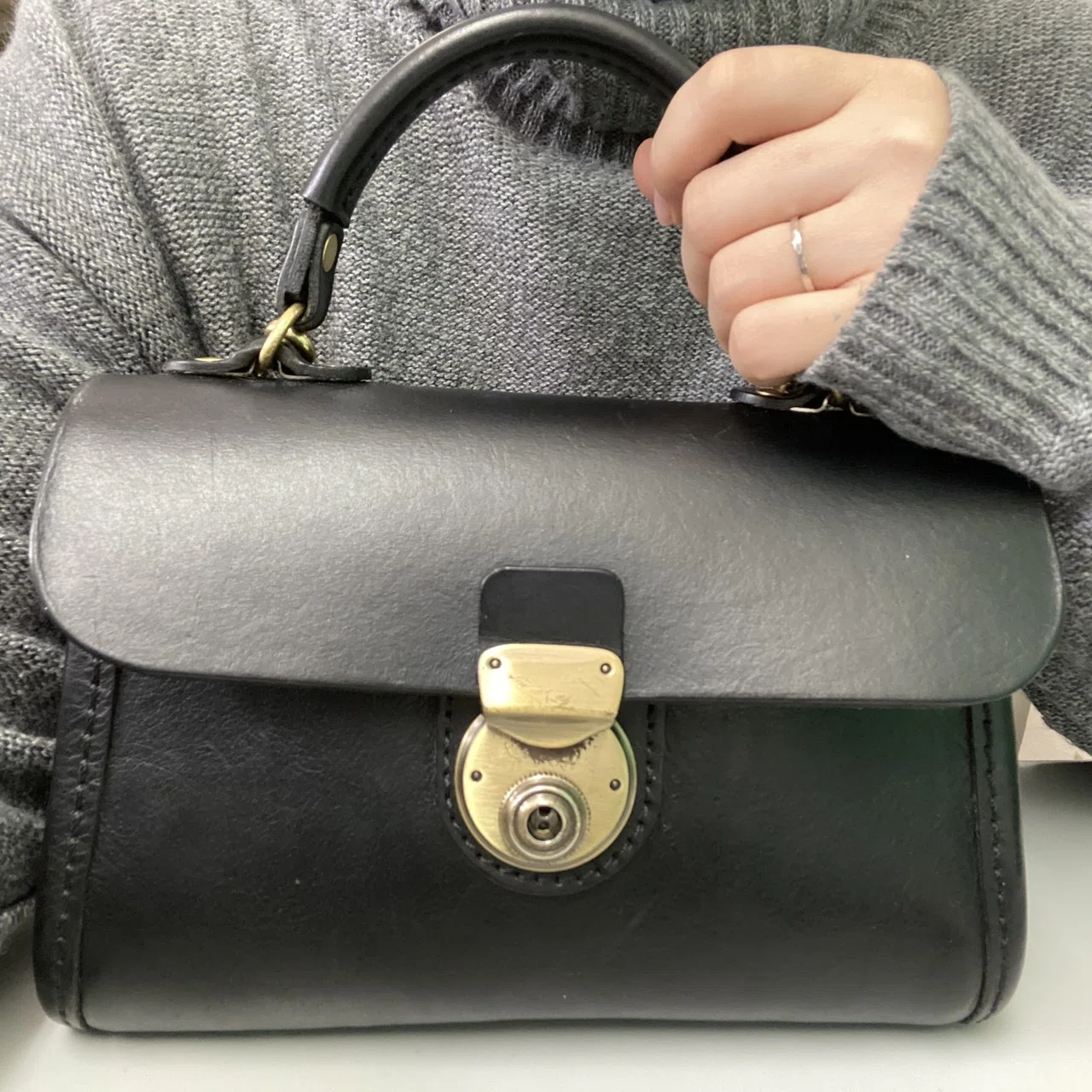 HERZ　organ　黒いレザー　ハンドバッグ 美品 HERZ レザー ショルダーバッグ ミニ 黒 美品 Organ オルガン
