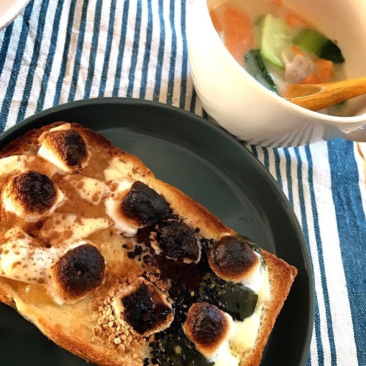 けいがデパ地下で焼き立てのイギリス🇬🇧食パンを買ってきてくれたので☺️、美味しいトースト作ってあげよう！バター、林檎ジャムにチーズ、シナモン、ココア、きなこ、黒胡麻、抹茶ミルクジャム、マシュマロぶちこみ、意気揚々と朝ゴパンを作ってあげたら盛大に焦げた。バルミューダの左右から凄い量のもくもくが出てるのは気付いていた。#マシュマロは1秒が命取り #朝ゴパン #丸焦げ #トースト #トース党 #やじ飯