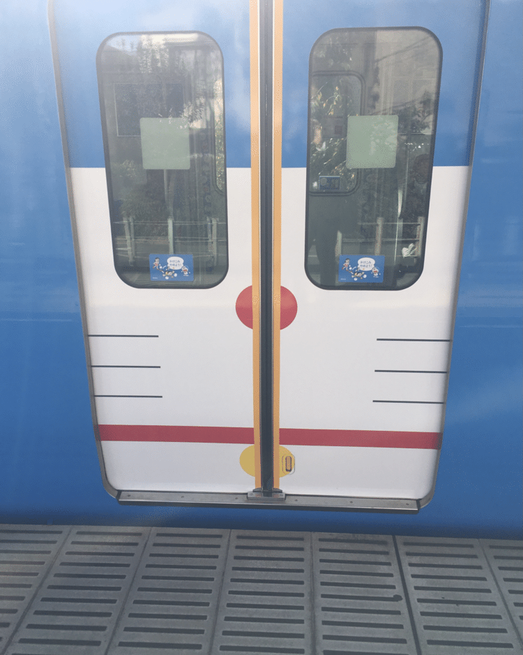 再びドラえもん電車に出会う。西武新宿線を利用しているので、たまにはその電車に遭遇することもある、とは思うが、私は、電車の運行スケジュールを確かめて、待ち伏せするほどの暇人ではない。駅にいて、ホームに入ってきた電車が停車し、プシューっと音がしてドアが開く。一瞬なので、その時思い立ってスマホを鞄から取り出すのでは遅い。初めて両扉が閉まっている映像を仕留めた。ボンヤリ見ていたら、白バイの警官の制服も同じような色であるように思われ、ドラえもんが交通違反取締りしている気がしてきた。