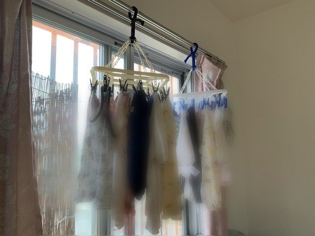 ダイソー のピンチハンガーは 小さいのでこうやってカーテンレールに吊り下げて 窓辺に部屋干しできる 子供服や靴下 肌着類ふきんなどちょっとした洗濯物干すのに便利だなー 気に入った アザマ タカナ Note ダイソー のピンチハンガーは 小さいのでこうやってカーテンレールに吊り下げて 窓辺に部屋干しできる 子供服や靴下 肌着類ふきんなどちょっとした洗濯物干すのに便利だなー 気に入った アザマ タカナ Note