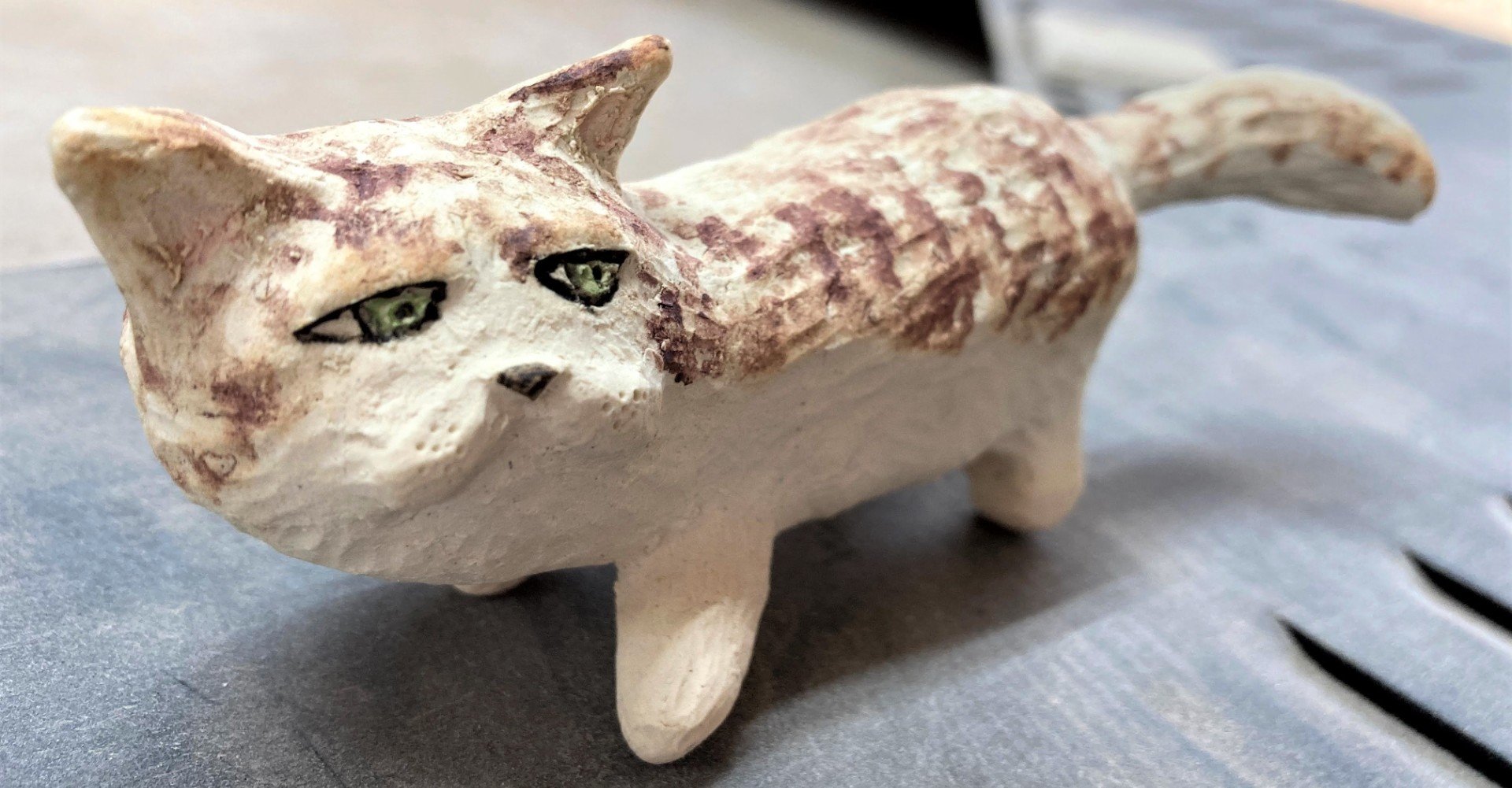 猫陶磁器作家一品物美主作染付まだらブチ猫形置物 猫陶磁器作家一品物美主作染付まだらブチ猫形置物