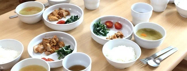小規模保育園の 家庭的給食 を ご家庭の食卓に 十人十食 By Toirokids Note