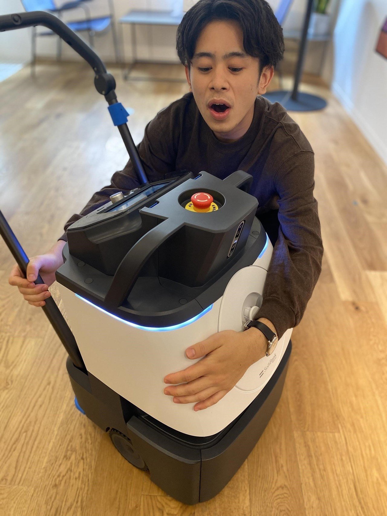 ソフトバンクロボティクス デプロイ日記：除菌清掃ロボット Whiz と