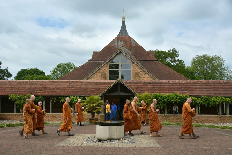本堂と僧侶　image (1)