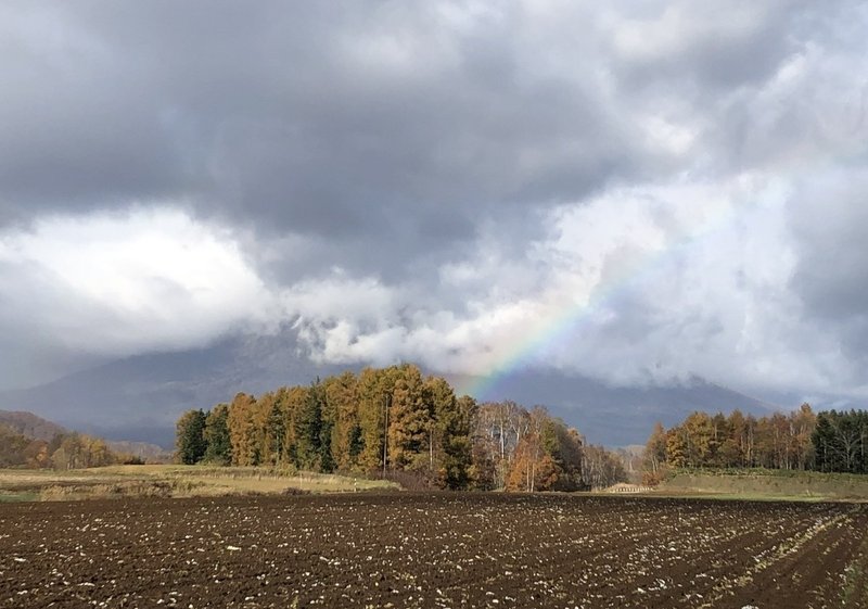 晩秋の北海道 虹の見える羊蹄山の麓を走る ウォーリナー Note 晩秋の北海道 虹の見える羊蹄山の麓を走る ウォーリナー Note